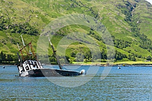 Un barco hundimiento buque lago 