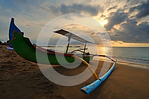 Un barco en atardecer 