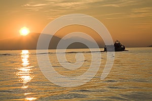 Un barco sobre el atardecer 