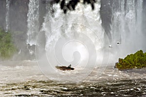   un barco un viaje visita turística sobre el Agua cortina de cascadas 