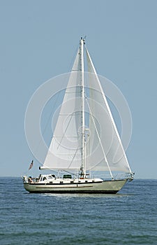 Ein Boot auf der Wasser vertikal 