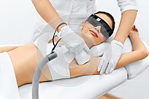 Tělo péče. laserový paprsek vlasy odstranění. epilace léčba. vyhladit kůže 
