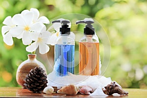 Cuerpo cuidado producto, champú loción a arbustos o flor sobre el naturaleza jabón burbujas 