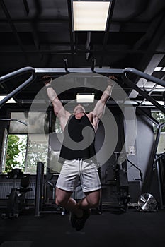 Bodybuilder doing pull ups