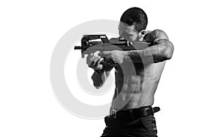 Kulturista muž držanie pištole izolované na bielom pozadí 