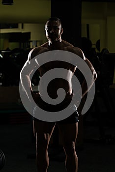 Siluet Muscular Man Flexing Muscles In Gym