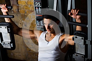 Bodybuilder training on pec flye