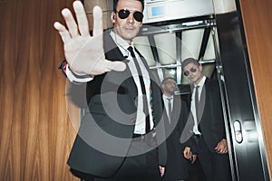 bodyguard obstructing paparazzi when celebrity going