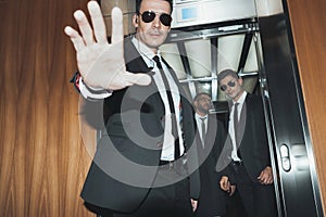 bodyguard obstructing paparazzi when celebrity going photo