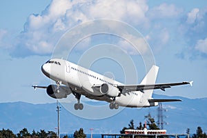 Boeing 737-800 taking off