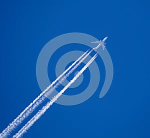 Boeing 747 contrail