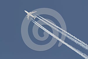 Boeing 747 leaving contrail