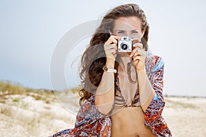 Bohemio una mujer fotografías sobre el Playa 