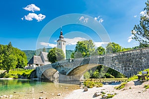 Most a kostel slovinsko. podívejte na starý starobylý most a kostel nejblíže v 