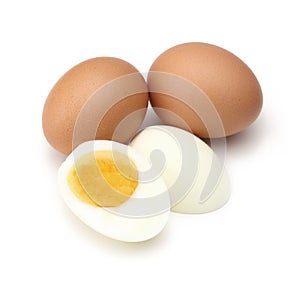 Cocido huevos cocido aislado sobre fondo blanco 