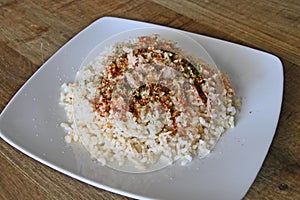 Boiled rice with tuna and tomato.