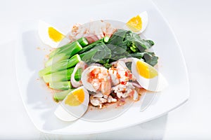 Boiled shrimp and eggs with vegetables