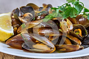 Boiled and spiced mussels dish