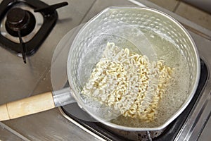 Boiling the instant noodle