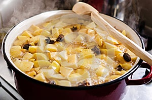 Boiling quince jelly