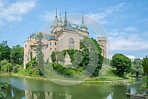 Stredoveký hrad Bojnice, ktorý je súčasťou svetového dedičstva UNESCO na Slovensku. Romantický zámok s gotickými a renesančnými prvkami
