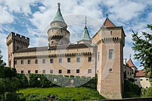 Stredoveký hrad Bojnice, ktorý je súčasťou svetového dedičstva UNESCO na Slovensku. Romantický zámok s gotickými a renesančnými prvkami