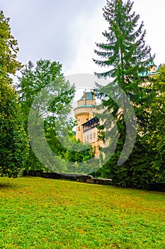 Bojnice středověký hrad, dědictví UNESCO, Slovensko. Jedná se o romantický zámek s původními gotickými a renesančními prvky