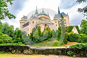 Stredoveký hrad Bojnice, dedičstvo UNESCO, Slovensko. Je to romantický zámok s pôvodnými gotickými a renesančnými prvkami