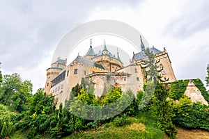 Stredoveký hrad Bojnice, dedičstvo UNESCO, Slovensko. Je to romantický zámok s pôvodnými gotickými a renesančnými prvkami