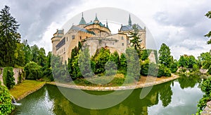 Bojnice středověký hrad, dědictví UNESCO, Slovensko. Jedná se o romantický zámek s původními gotickými a renesančními prvky