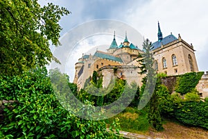 Stredoveký hrad Bojnice, dedičstvo UNESCO, Slovensko. Je to romantický zámok s pôvodnými gotickými a renesančnými prvkami