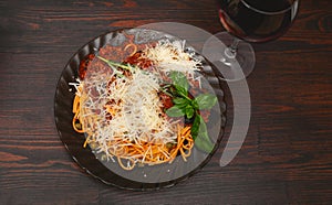 Bolognese pasta and red wine