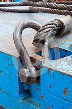 Bolt anchor shackle and wire rope sling