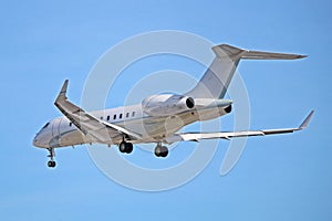 Bombardier Global 5000 About To Land