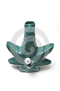 Bong in the shape of a leaf