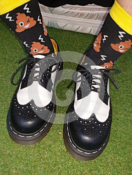 Boots wingtip brogues black white gangster 20s socks poop style