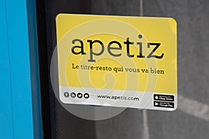 apetiz logo brand and text sign on entrance windows facade door accredit restaurant