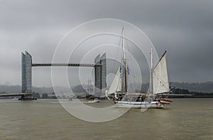 BORDEAUX- THE DEPARTURE OF OLD BOATS AND ITS PASSAGE UNDER THE CHABAN DELMAS BRIDGE