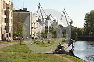 On the border between city and crane