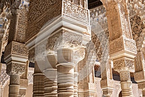 Bosque de columnas de arte ÃÆÃÂ¡rabe nazarÃÆÃÂ­ en el templete oeste d photo