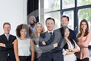 Chef Und Business-Leute-Gruppe Mit Reife Führer Auf Vordergrund-Im Office, Leadership-Konzept, Erfolgreiche Mix Race Team Von Geschäftsleuten In Anzügen, Professionelle Mitarbeiter Glücklich Lächelnd.