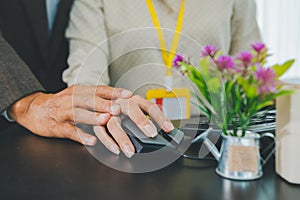 Boss or supervisor pretending to shake hands to teach female employees job Causing young employees to resist because they are