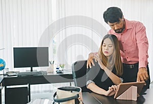 Boss or supervisor touching female employee's shoulder Causing young employees to resist