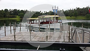 Bote en el hotel de la bahia de Orlando estilo italiano photo