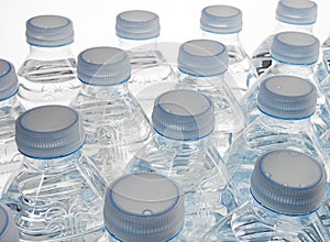 Botellas plÃÂ¡stico de agua en fondo blanco photo