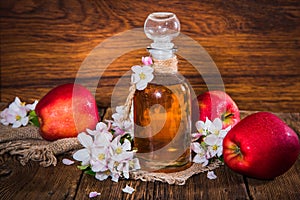Una bottiglia da mela sidro di mele aceto (sidro di mele) fresco mele un fiori sul di legno 