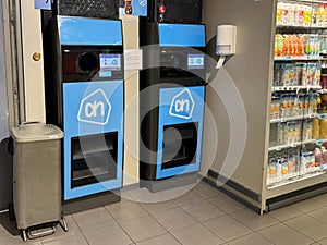 Bottle and can vending machine