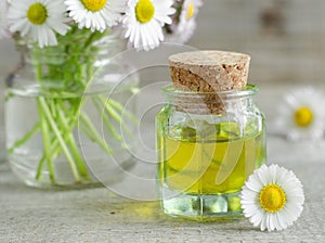 Una bottiglia da cosmetico camomilla olio 