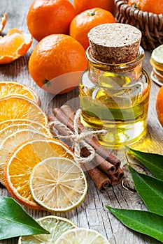 Una botella de básico aceite seco naranja a limón rebanada 