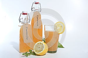 Refreschment with komboucha beverage and ice